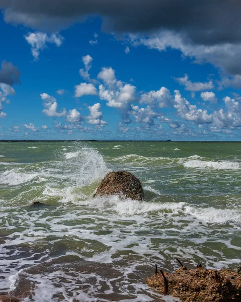 Voda Stříkající Kolem Velkého Kamene Pobřeží Baltského Moře — Stock fotografie