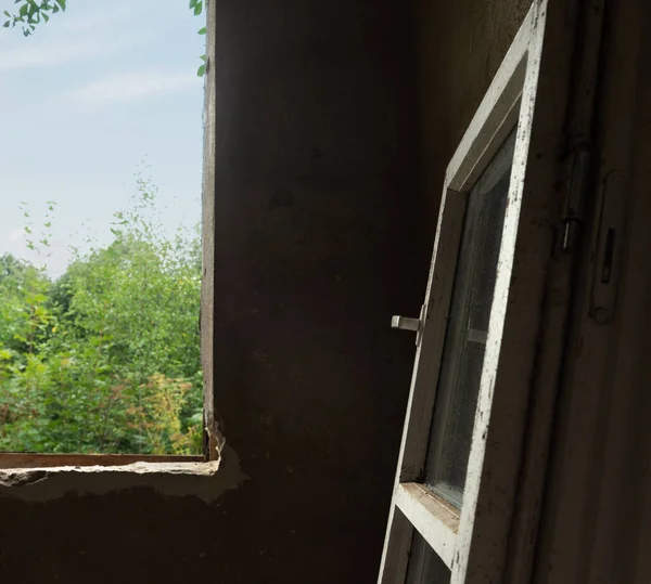 Blick Auf Rahmen Des Alten Fensters Und Leeres Loch Haus — Stockfoto