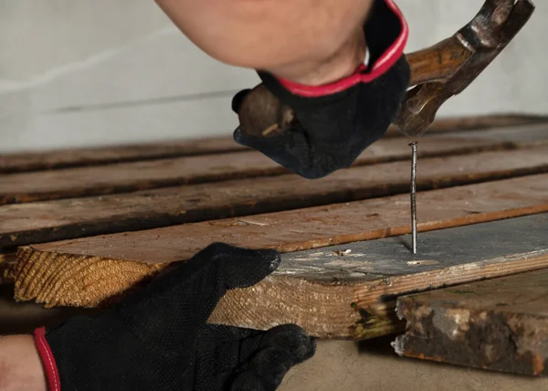 Mens Maakt Technische Planken Van Oude Weerplanken — Stockfoto