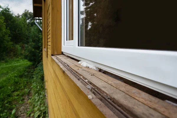 Einbau Neuer Kunststofffenster Altes Rustikales Haus — Stockfoto