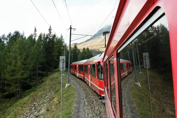 夏にスイスの山々への旅行 — ストック写真