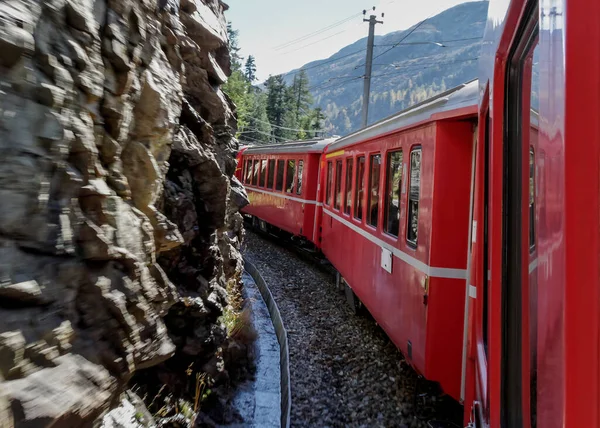 Reis Met Rode Trein Naar Zwitserland — Stockfoto