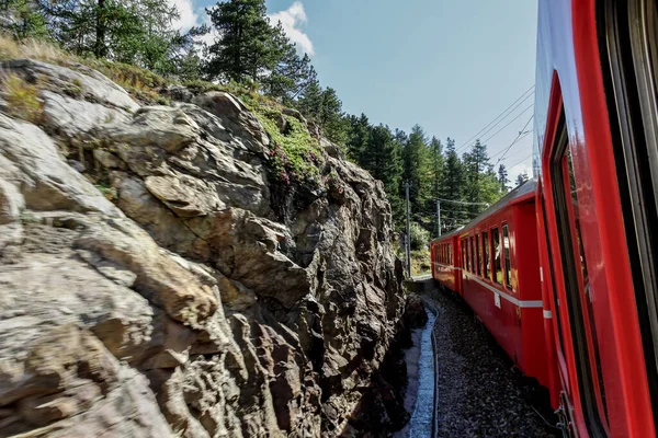 Kızıl trenle İsviçre dağlarına git..