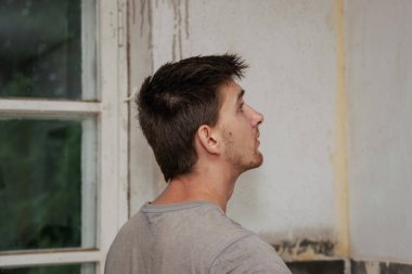 Müteahhit odada onarım için düşünüyor..