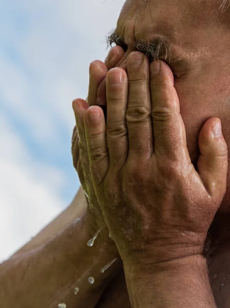 Volwassen Man Wassen Een Gezicht Een Natuur — Stockfoto