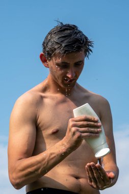 Genç adam doğada yıkanıyor..