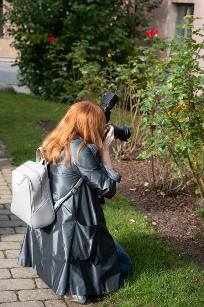Young Woman Taking Picture — Stock Photo, Image