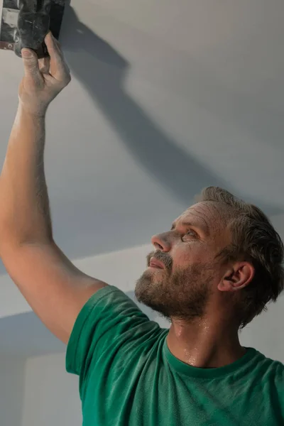 Homme Nivelle Plafond Avec Outil — Photo