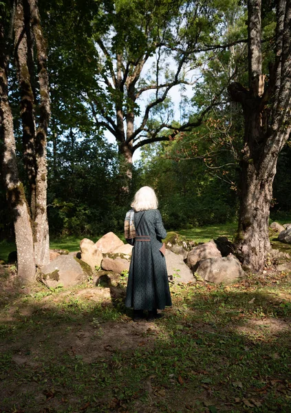 Vieja Mujer Afuera Las Piedras Grandes — Foto de Stock