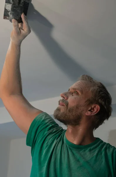 Hombre Está Nivelando Techo Con Herramienta — Foto de Stock