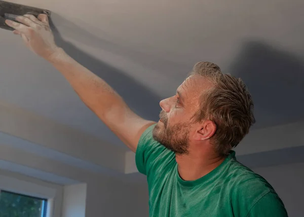 Homme Nivelle Plafond Avec Outil — Photo
