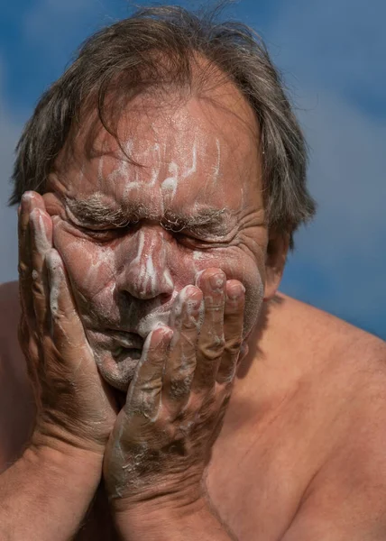 成年人在天性上洗脸 — 图库照片