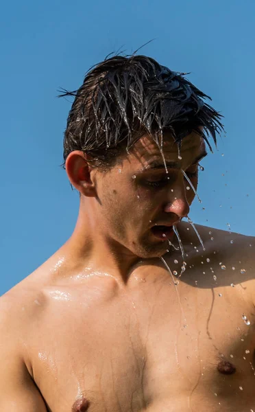 Unge Man Tvättar Sig Naturen — Stockfoto