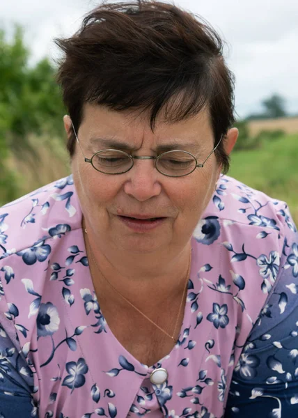 Smiling Woman Relaxing Countryside — Stock Photo, Image