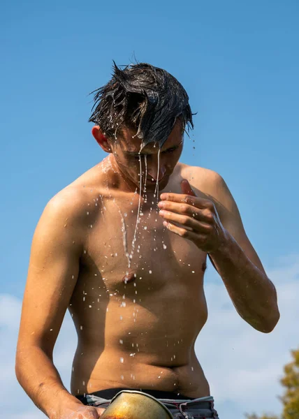 Młody Człowiek Myje Się Łonie Natury — Zdjęcie stockowe