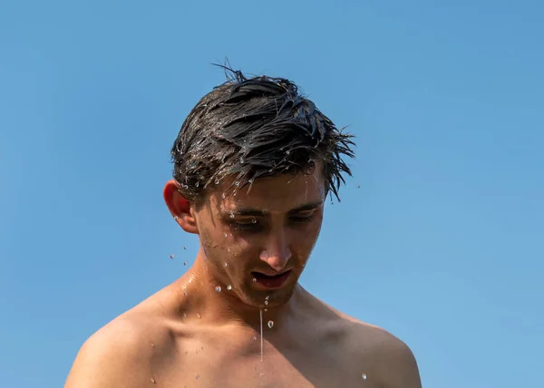 Jongeman Wast Zich Natuur — Stockfoto