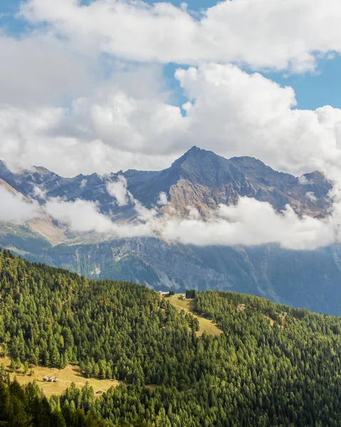Дивлячись Альпи Хмари — стокове фото