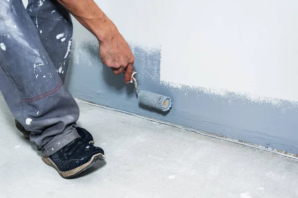 Malermann Mit Walze Saniert Wand — Stockfoto