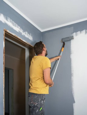Duvarı restore eden profesyonel bir ressam.