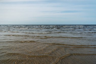 Jurmala 'daki doğal kıyı şeridine bak.
