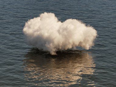 Deniz yüzeyinde dalga dalga bulutları, kavramsal sanat, 3 boyutlu illüstrasyon..