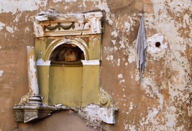 Heykel için niş ile terk edilmiş yıkık bina duvarı