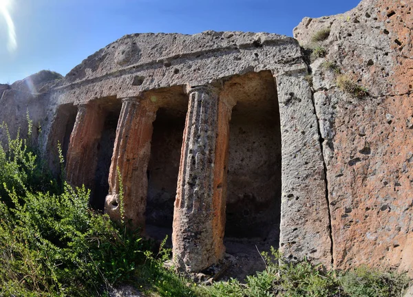 Antiguas Tumbas Romanas Con Columnas Cortadas Meseta Rocosa Cerca Antigua — Foto de Stock