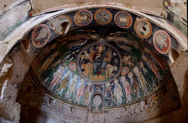Pantocrator 壁画在洞穴十字军的教堂 玫瑰谷 — 图库照片