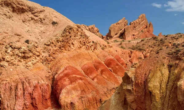 童话峡谷在吉尔吉斯斯坦与五颜六色的砂岩岩石 伊塞克湖 Kul — 图库照片
