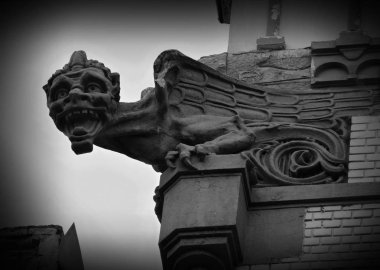 Gargoyle - muhteşem yaratık, su bir çatı ve uzak bir buildin yan iletmek için tasarlanmış Orta Çağ mimari yapı öğesi