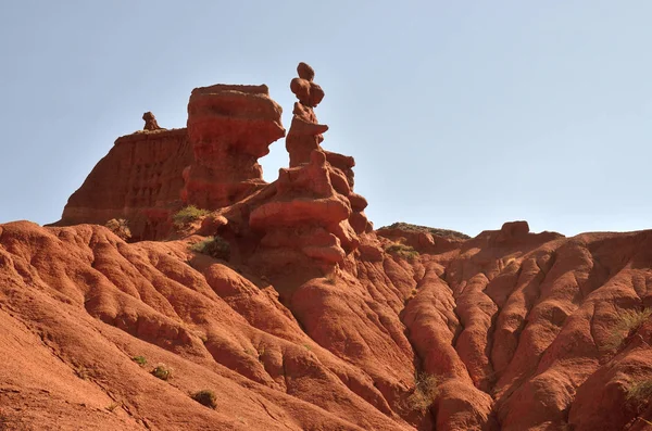 Konorchek グランドキャニオン地域 有名な自然ランドマークやハイキングの砂岩の岩の赤い尖塔を配置 イシク クル湖地域 中央アジア ロイヤリティフリーのストック画像