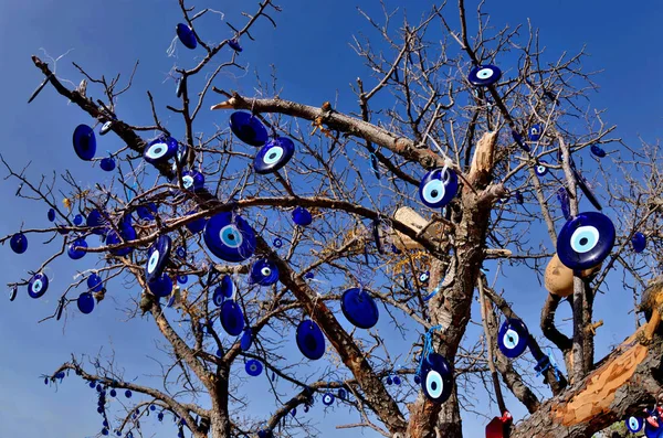 纳扎尔 眼睛护身符树附近的鸽子谷 美丽的峡谷在卡帕多西亚 土耳其 许多文化认为 接受邪恶的眼睛会造成不幸或伤害 — 图库照片