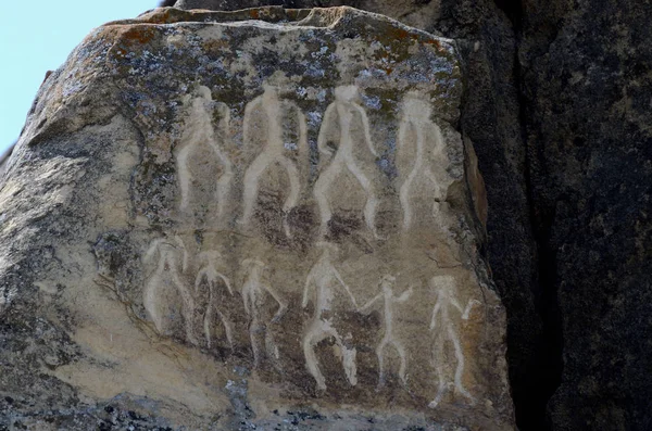 踊る人 アゼルバイジャン コーカサス ユネスコ遺産を描いたゴブスタンの新石器時代の岩絵 ロイヤリティフリーのストック写真