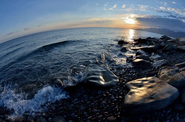 Wschód Słońca Issyk Kul Shore Krajobraz Piękne Kamienie Surf — Zdjęcie stockowe