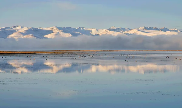 Tien shan Berge in der Nähe des ruhigen Wassers des son-kul Sees, Naturdenkmal von Kyrgyzstan, Zentralasien — Stockfoto