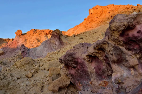 Красиві кольорові рожевий й апельсиновий камені Ваді Yeruham під час заходу сонця, Ізраїль, Негев пустеля — стокове фото