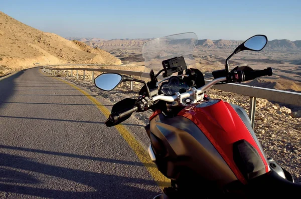 Красный Мотоцикл Дороге Пустыне Негев Рядом Большим Кратером Израиль Ближний — стоковое фото
