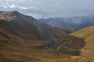 Kalmak Ashu geçişte (3446m) Merkez Tanrı Dağları dağlar, evlat-Kul Gölü, Kırgızistan, Orta Asya, popüler trekking ve at binme yer