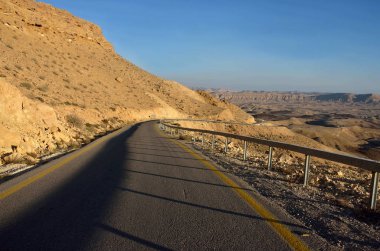 Negev Çölü kocaman bir krater, İsrail, Ortadoğu yakınındaki boş araba yolda