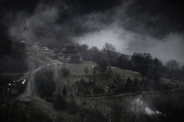 Mystic Lansekap Dengan Berkabut Pegunungan Carpathia Dan Kolyba Musiman Rumah — Stok Foto