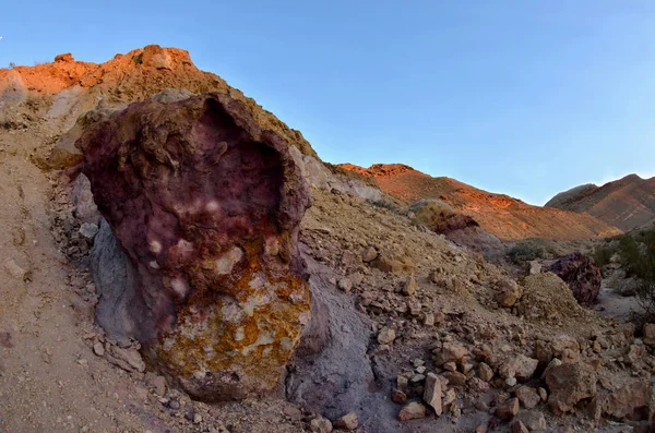 美丽的彩色紫罗兰色和橙色岩石的耶鲁哈姆瓦迪 以色列 内盖夫沙漠 — 图库照片