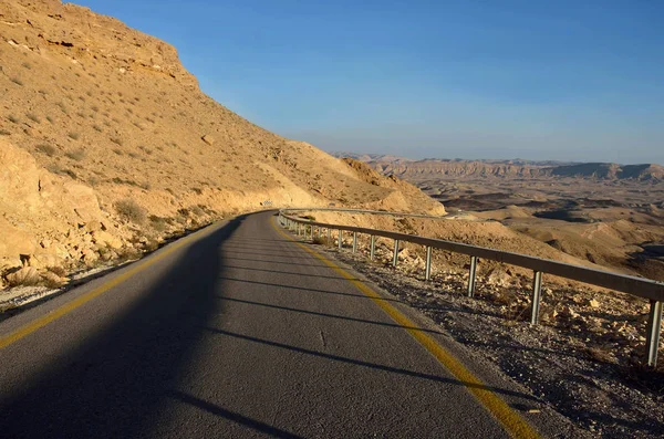 Üres Autó Road Negev Sivatagban Közelében Nagy Kráter Izrael Közel — Stock Fotó