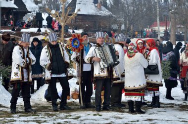 Chernivtsi, Bukovyna, Ukrayna - 13 Ocak 2019: Folklor toplu Noel şarkıları halk architectur Açık Hava Müzesi'nde etnik Festivali sırasında Noel ve Malanka şarkılar yapar