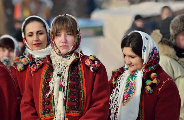 Chernivtsi Bucovina Ucraina Gennaio 2019 Giovane Donna Abbraccio Interpreta Canzone — Foto Stock