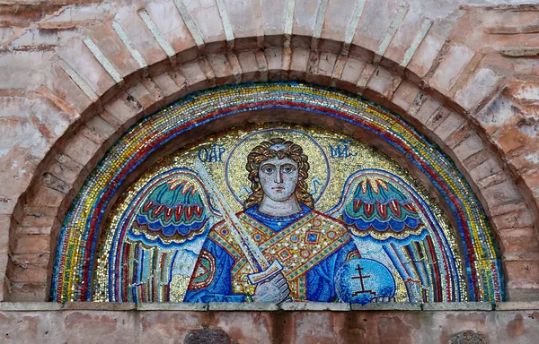 圣迈克尔大天使用剑在右手和镜子在左手 马赛克图标在圣迈克尔教堂的墙壁在 Vydubychi 修道院综合体 乌克兰 — 图库照片