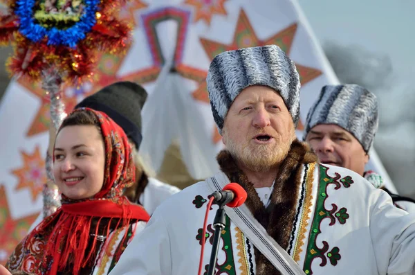 チェルニウツィー Bukovyna ウクライナ 2019 Perfoms 集団民族歌うクリスマスキャロル民俗建築の野外博物館での祭りの期間中 歌手は服を着ている洋服の国立で — ストック写真