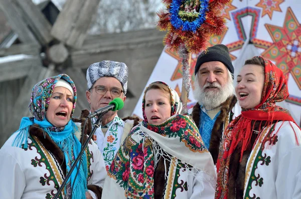 チェルニウツィー Bukovyna ウクライナ 2019 Perfoms 集団民族歌うクリスマスキャロル民俗建築の野外博物館での祭りの期間中 歌手が国民服に身を包んだ — ストック写真