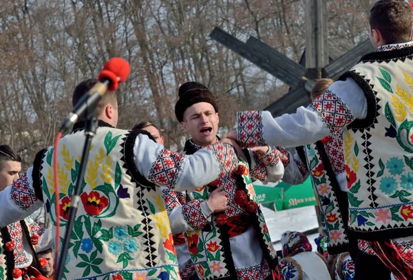 チェルニウツィー Bukovyna ウクライナ 2019 民俗男性集団 Perfoms 国立舞踊と民俗建築の野外博物館でクリスマスキャロルの民族の祭りの期間中歌 — ストック写真
