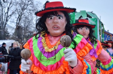 Vashkivtsi, Bukovina, Ukrayna - 14 Ocak 2019: Dans ve geleneksel Pereberia (anlamına gelir değiştirmek giysi) maraca oynayan Meksikalı kadın erkek kılığında karnaval. Onun eski New Years Day ve Malanka.All maskesi düzenlenen bir festival Kartonpiyer-m yapılır