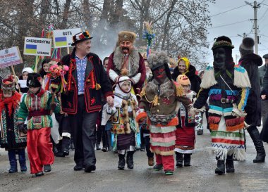 Vashkivtsi, Bukovina, Ukrayna - 14 Ocak 2019: Çocuklar ve yetişkinler mitolojik karakterimiz geleneksel Pereberia (anlamına gelir 